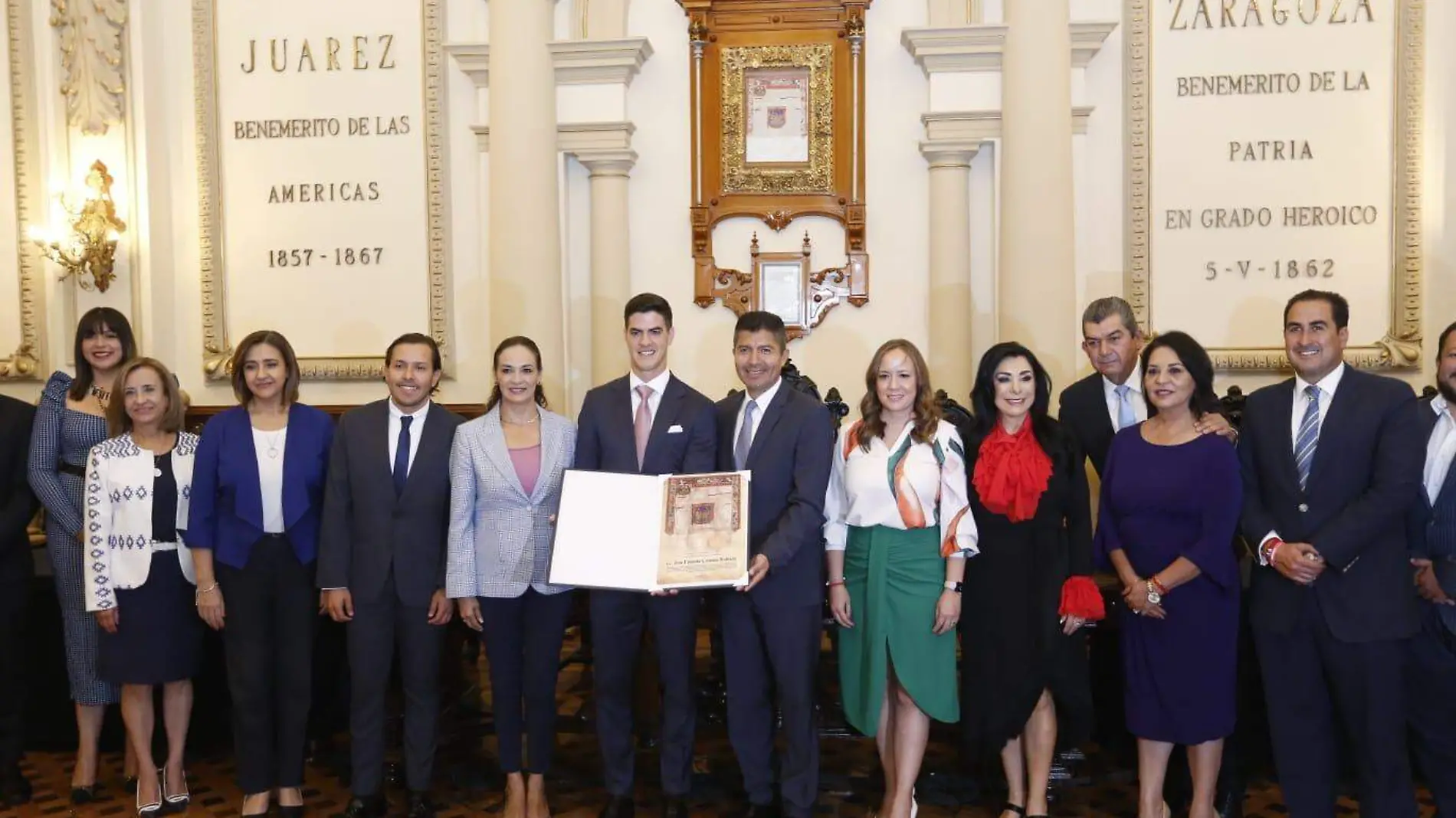 Integrante de equipo de Checo Pérez recibe cèdula real de Puebla